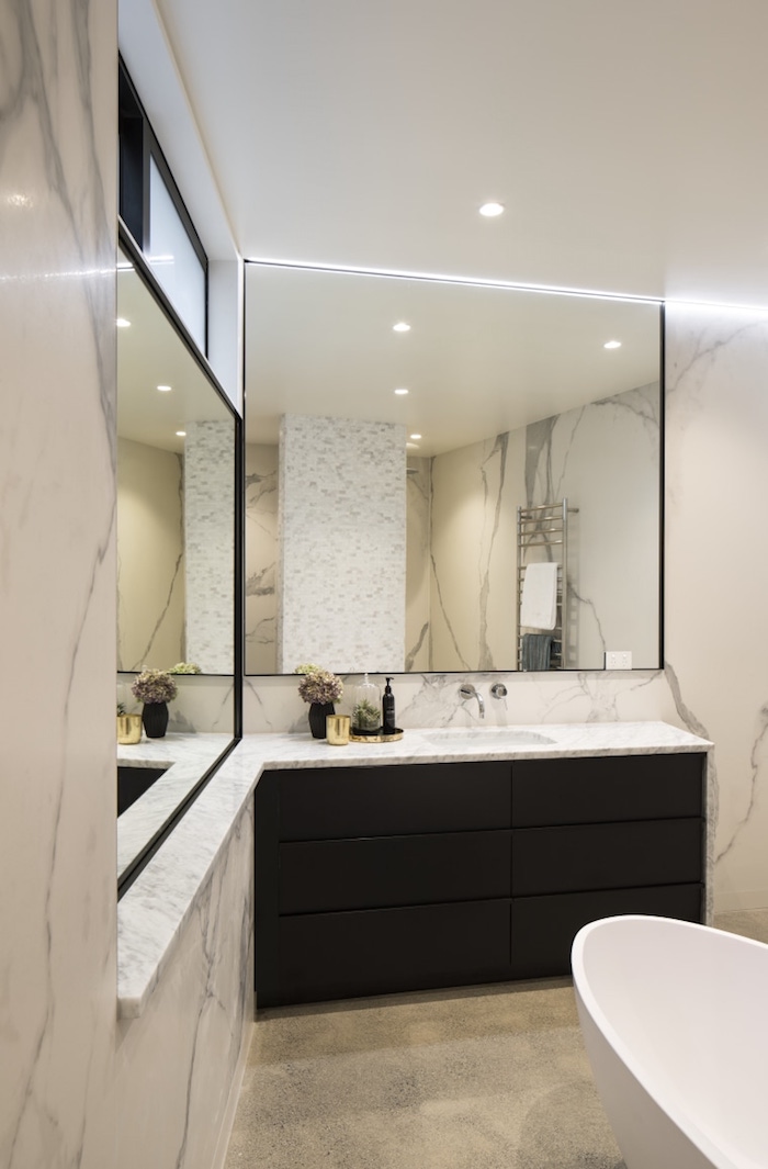 Cool idée salle de bains avec baignoire, meuble vasque marbre avec grand miroir en haut, meuble salle de bain marbre, amenagement salle de bain lux