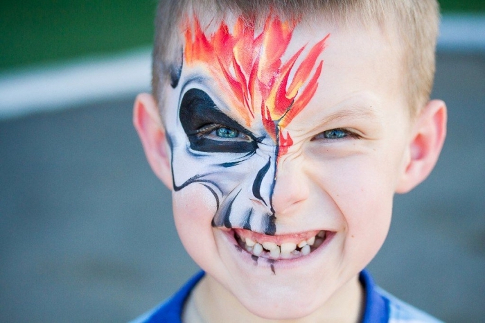 exemple de maquillage enfant facile à réaliser avec peinture facile, DIY masque halloween à design crâne brulant
