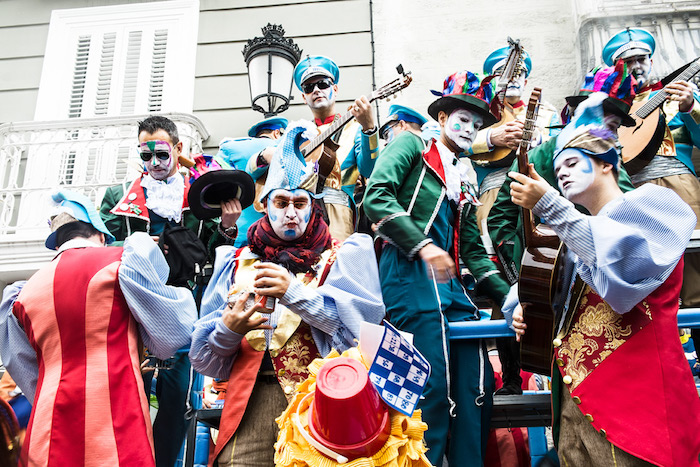 Deguisement carnaval groupe, masque pour changer de rôle, troubadour costume, musiciens avec leurs instruments