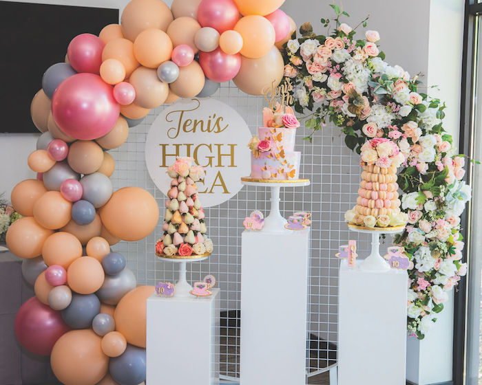 décoration d anniversaire en arche de ballons et arche de fleurs, gateau et pièces montées de tons pastel