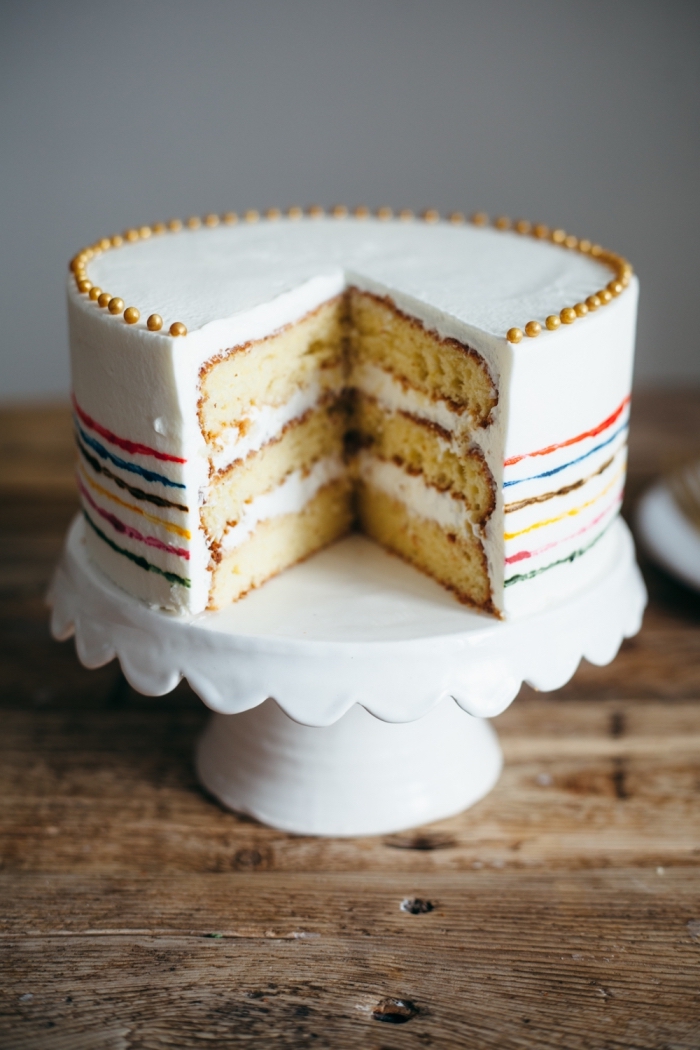 gâteau à la vanille et crème comme dessert du menu saint valentin, idée comment présenter un gâteau fait maison