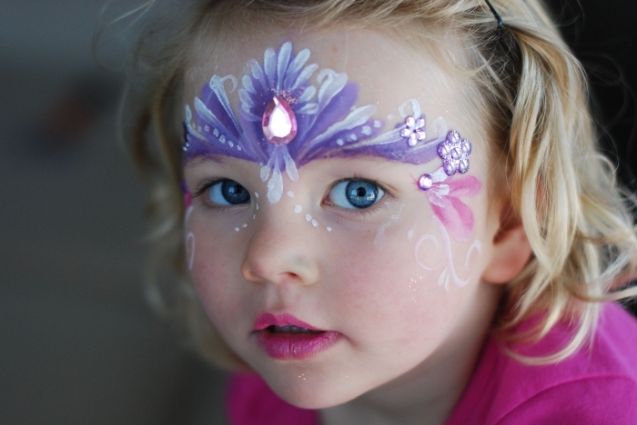 comment déguiser une fille en princesse avec maquillage enfant facile, modèle de peinture faciale à design couronne de princesse