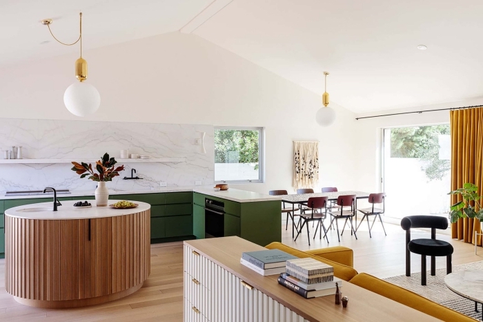 idee deco cuisine moderne aux murs blancs avec meubles en vert foncé et plan de travail blanc au parquet bois clair