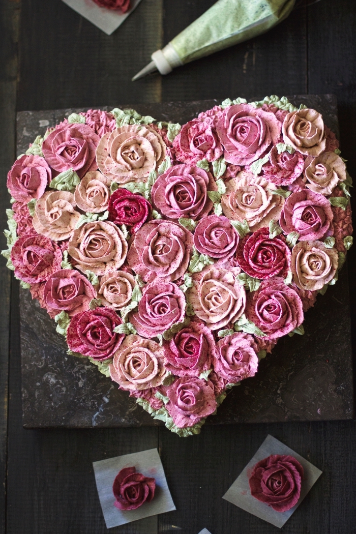 exemple comment décorer un dessert saint valentin, gâteau fait maison en forme de coeur décoré façon bouquet de roses