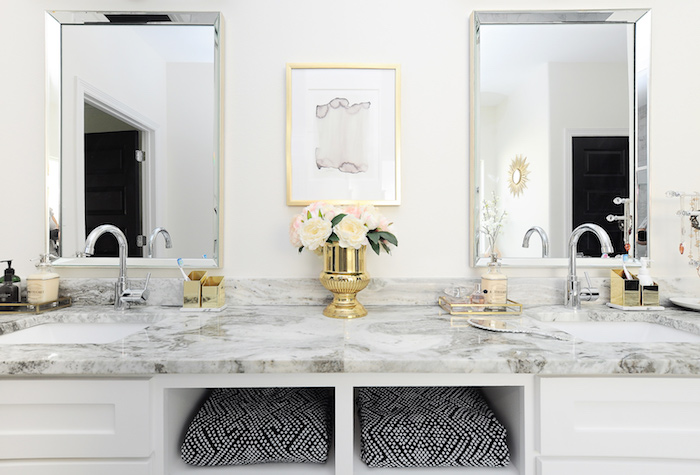 Lavabo meuble vasque en marbre, miroirs carré en métal cadre, vase doré avec fleurs, salle de bain marbre et bois à l'ancienne, salle de bain marbre blanc