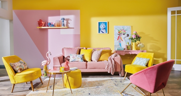 decoration interieur maison originale en couleurs vives jaune et rose, design pièce féminine aménagée avec meubles velours