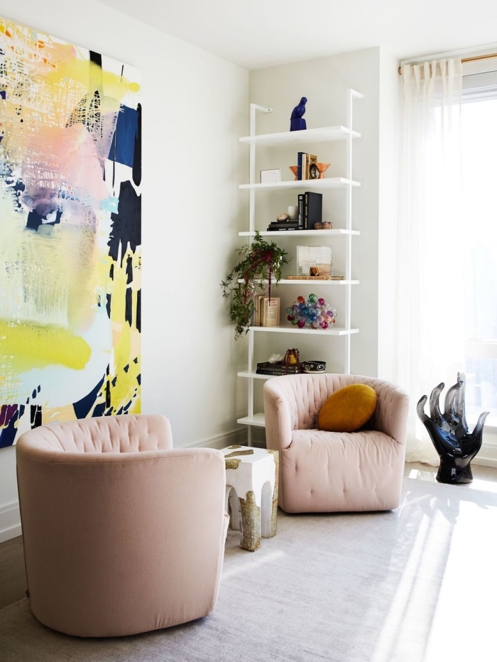 deco salon moderne aux murs blancs aménagé avec meubles en tissu rose pastel, aménagement de salon blanc avec accents colorés