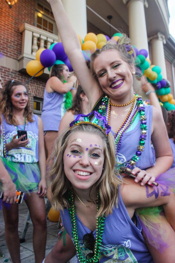 Soirée étudiante costume carnaval, le plus original déguisement de carnaval, top violet claire et jupe en voiles violet et vert