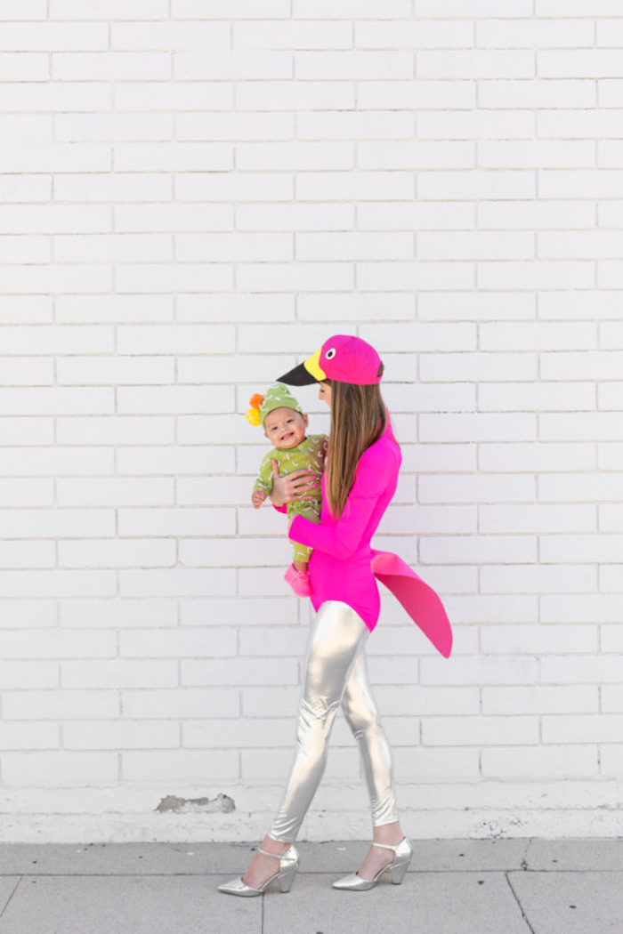Costume d'oiseau pour le carnaval de mardi gras, rose neon top et legging effet metal, deguisement femme idée simple