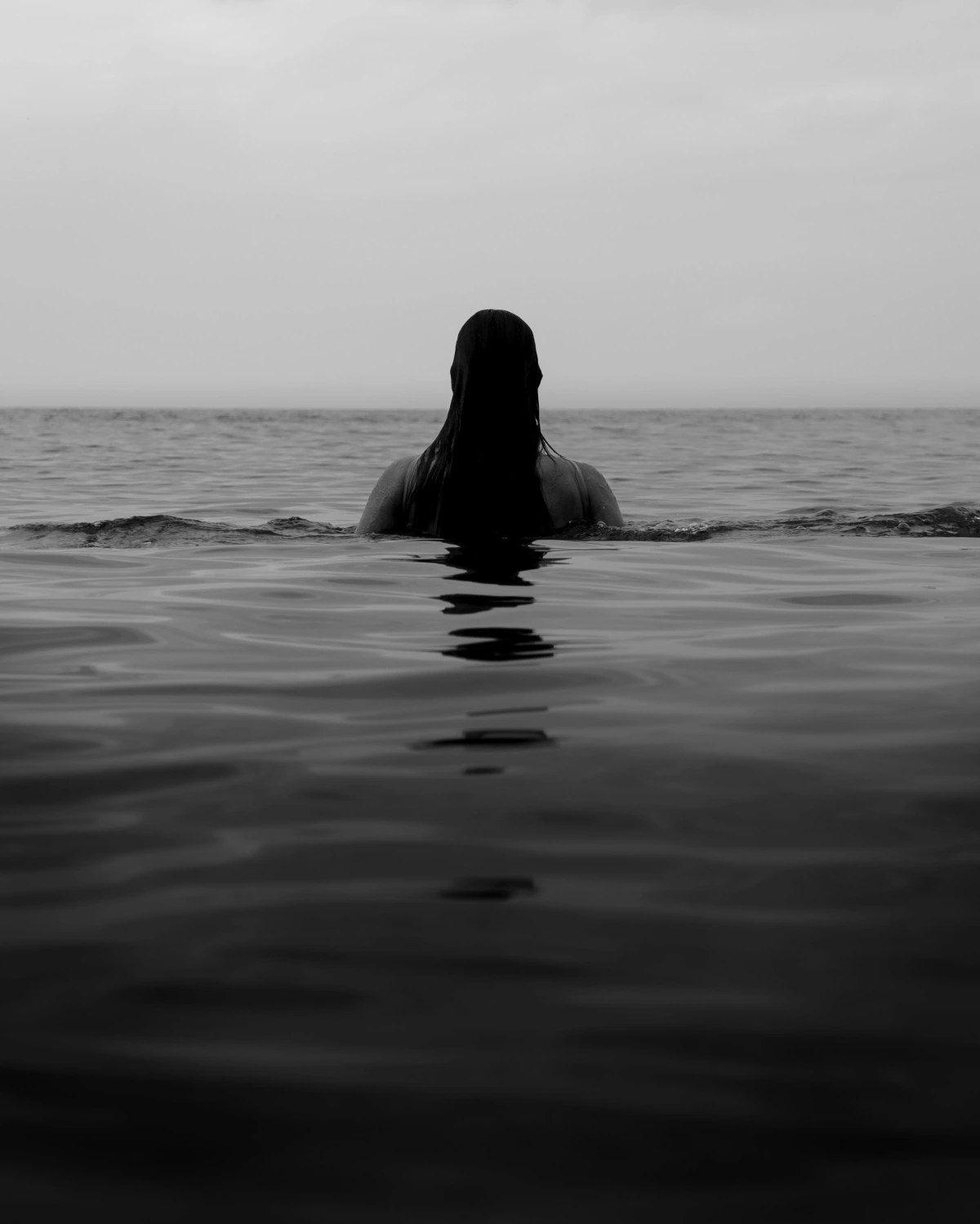 femme silhouette surface eau cheveux mouilles fond d ecran noir triste