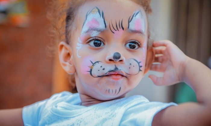 idée de maquillage halloween facile pour enfant, petite fille avec make-up enfant façon chat à oreilles rose et blanc