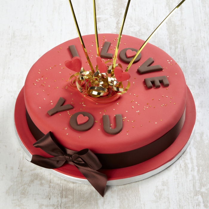 exemple de gâteau romantique au fondant rouge avec alphabet en chocolat, idée repas amoureux avec dessert original