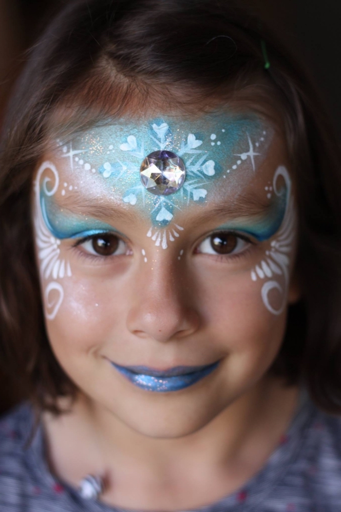 comment déguiser une fille en Reine des Neiges avec un maquillage carnaval simple à l'aide de pochoir et peintures visage