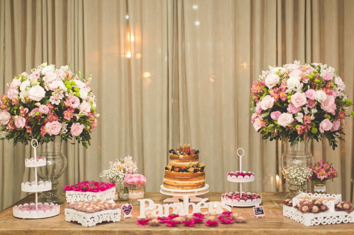 gâteau-layer-cake-bouquet-de-roses-blanches-et-rose-vase-verre-décoration-table-anniversaire-adulte-desserts déco table gâteau d'anniversaire avec bouquets de fleurs fraîches, comment organiser un party d'anniversaire pour femme