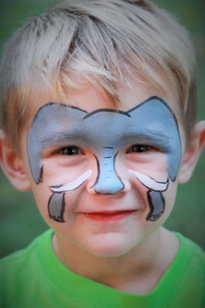 idée de simple maquillage halloween enfant à thème animal, idée comment dessiner un éléphant sur visage garçon