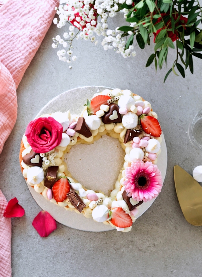 exemple de gateau en forme de coeur aux biscuits à la cuillère et crème au beurre décoré de meringues et fruits
