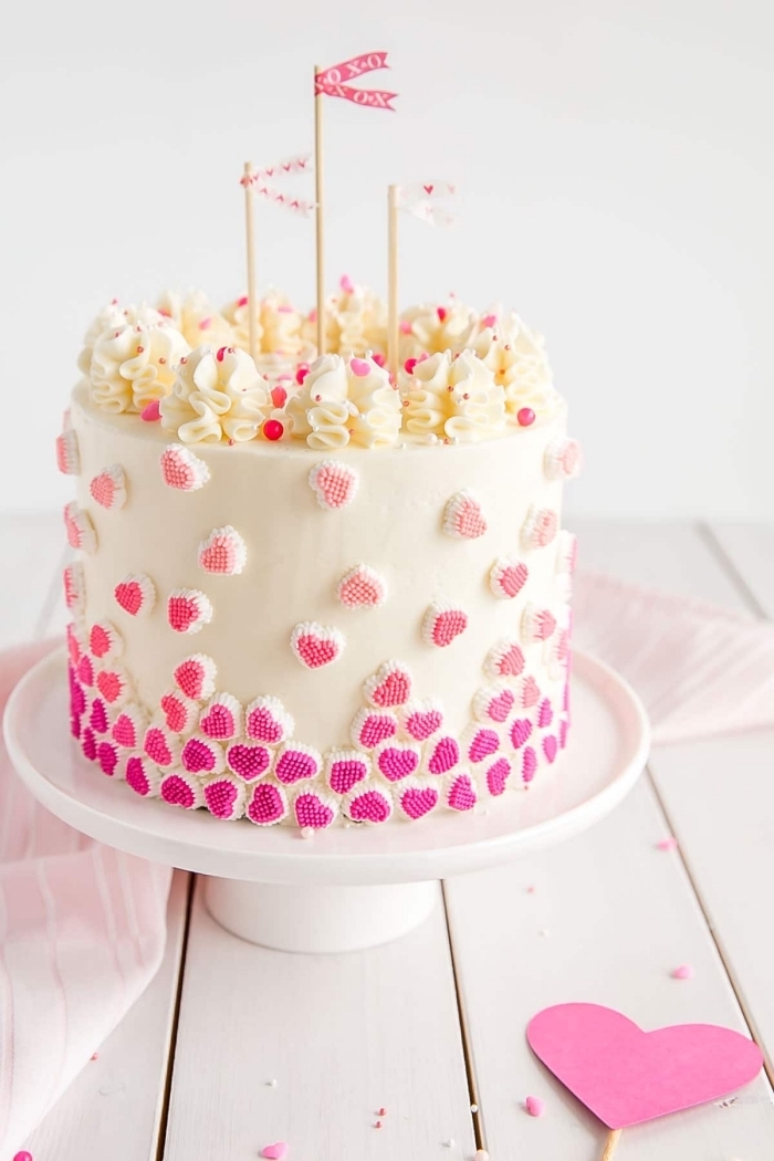 idée de dessert facile pour un repas saint valentin romantique, modèle de gâteau au fondant blanc décoré de fleurs en crème fraîche