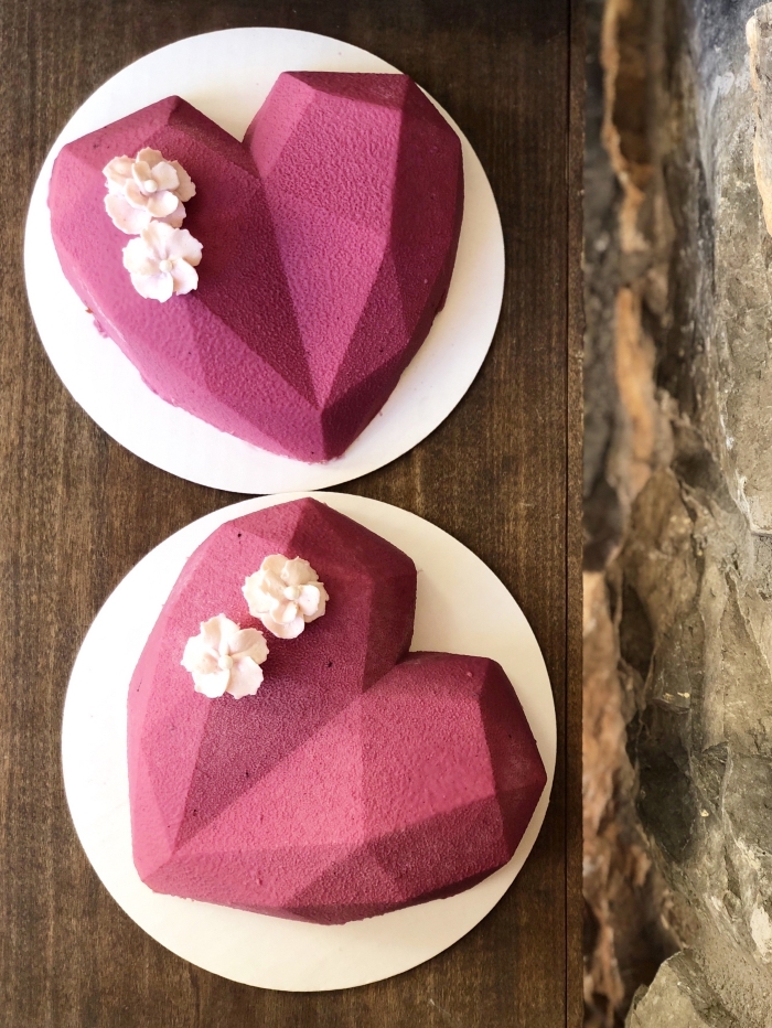 quel dessert pour un repas saint valentin, modèle de gâteau original en forme de coeur pour la fête de la saint valentin