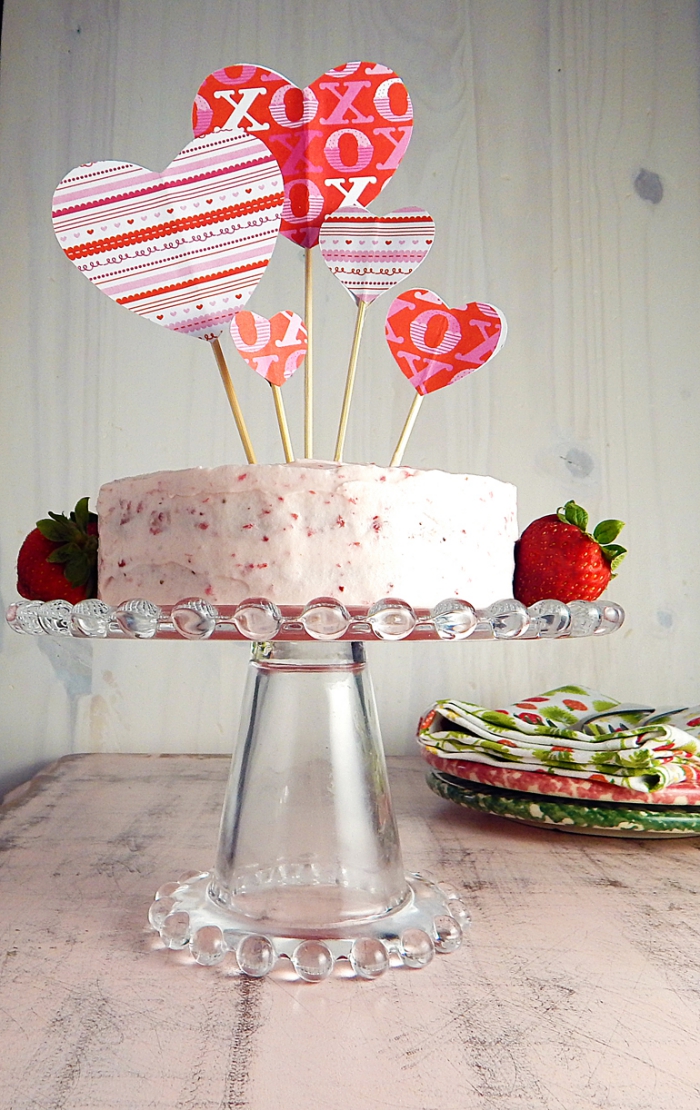exemple comment décorer un gâteau romantique aux génoises prêtes et crème au beurre avec bâtonnets coeurs