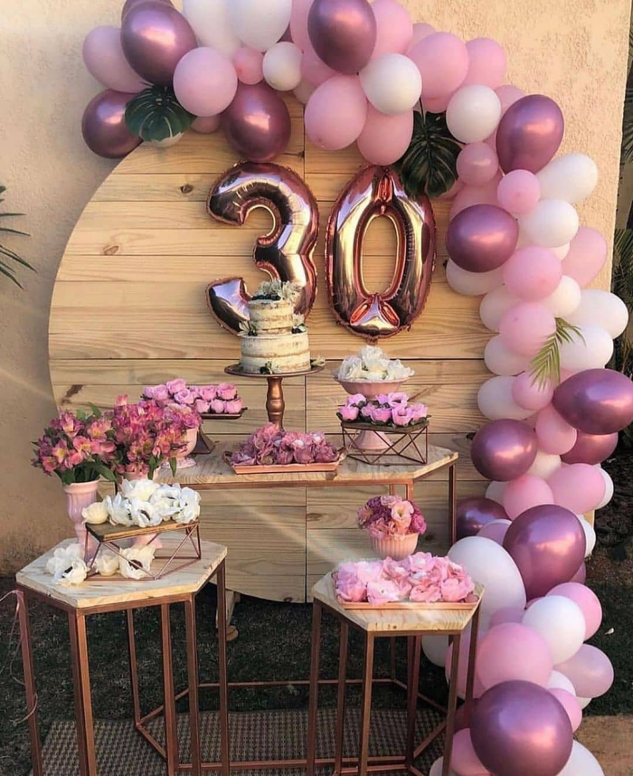 anniversaire inoubliable 30 ans, décoration festive avec tableau en bois décoré de ballons chiffres 30 ans pour femme
