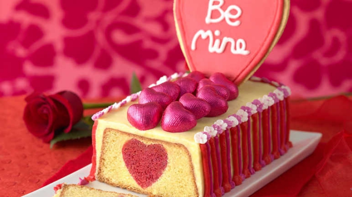 quel dessert facile pour un repas romantique, idée de cake à la vanille au glaçage citron avec décoration coeurs bonbons