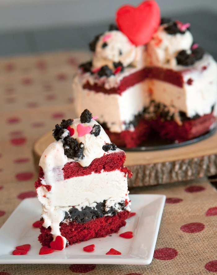 recette de gâteau romantique au fromage blanc et génoise velours rouge, idée dessert velvet cake pour saint valentin 