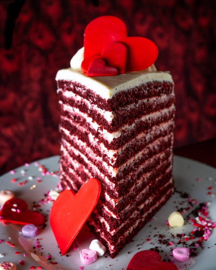 recette de dessert original pour le menu saint valentin, idée de gâteau de velours rouge avec décoration en coeurs