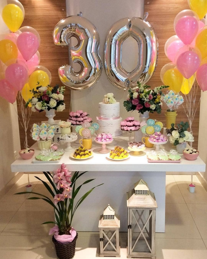 organiser un anniversaire inoubliable 30 ans avec un party à la maison, déco coin festif avec ballons et desserts