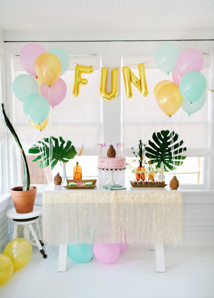 décoration festive pour un anniversaire 30 ans femme à la maison sur thème tropical avec ballons en couleurs pastel