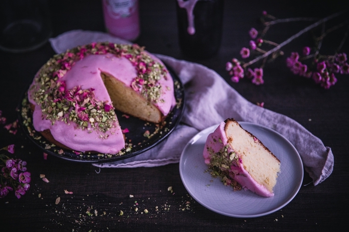recette de dessert moelleux facile et rapide, idée de gâteau de Saint Valentin au glaçage violet avec décoration en fleurs et noix