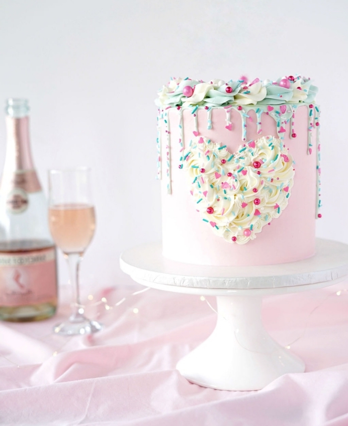 exemple de gâteau fait maison au glaçage rose pastel avec décoration en crème fraîche sous forme de coeur