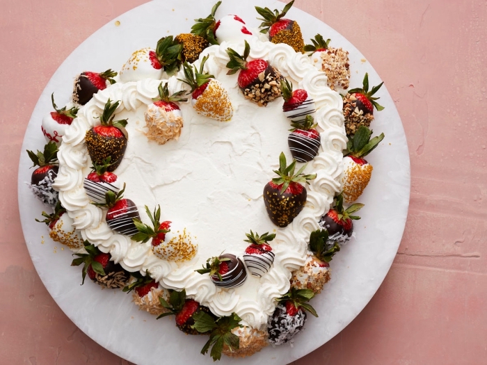 recette facile de gateau coeur aux génoises prêtes décorées de crème fraîche et fraises enrobées de chocolat et noix