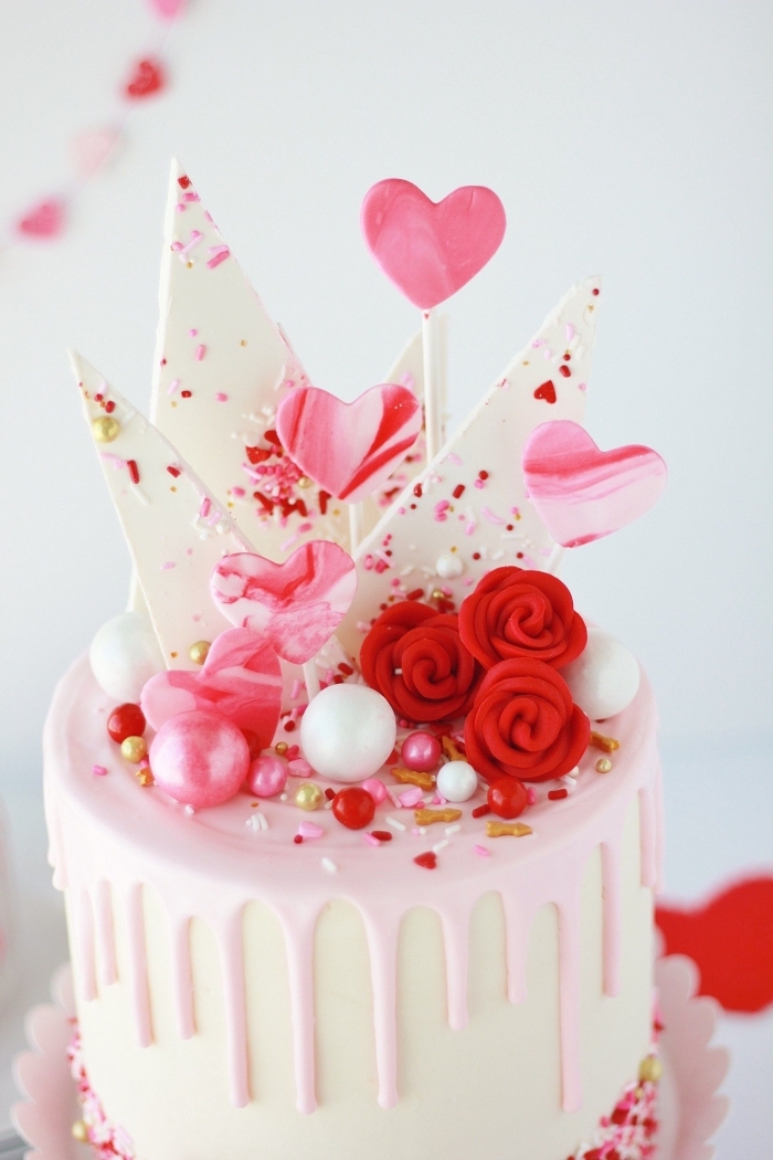 modèle de gateau st valentin facile à réaliser, idée gâteau rond au glaçage blanc avec décoration en morceaux de chocolat blanc