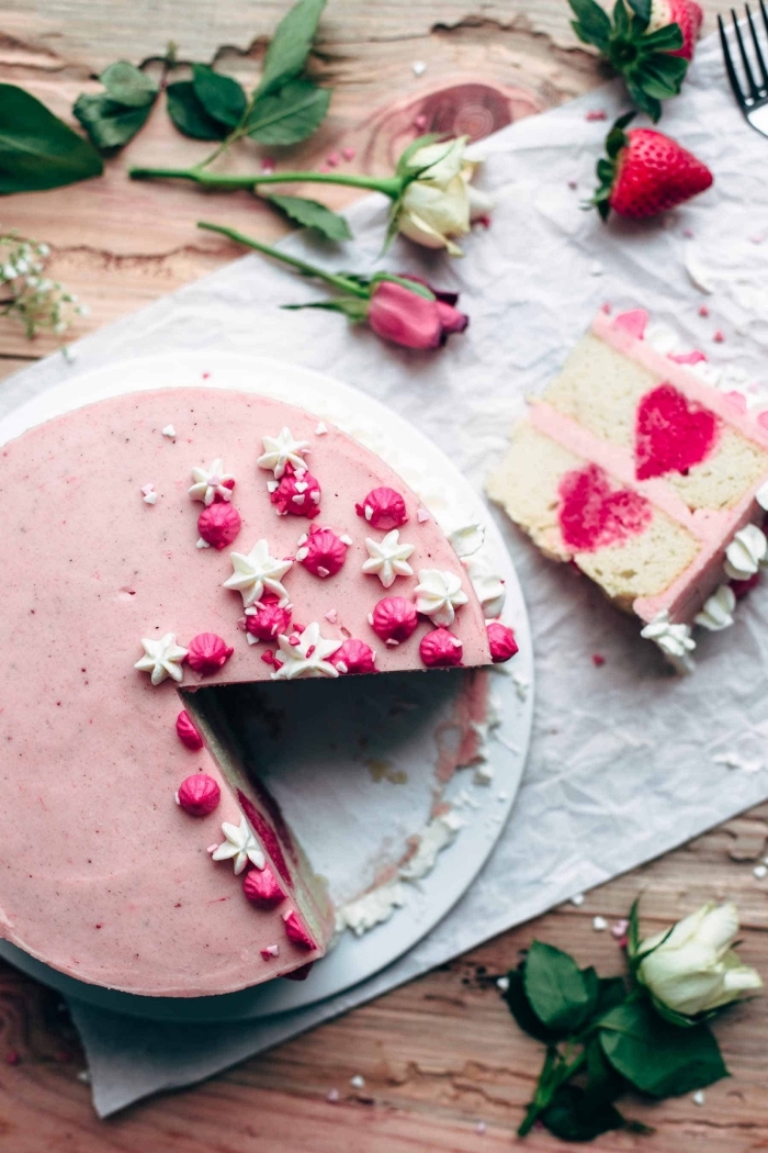 recette diner romantique à la maison sucrée, idée de gâteau à la vanille et aux fraises avec décoration à la crème fraîche