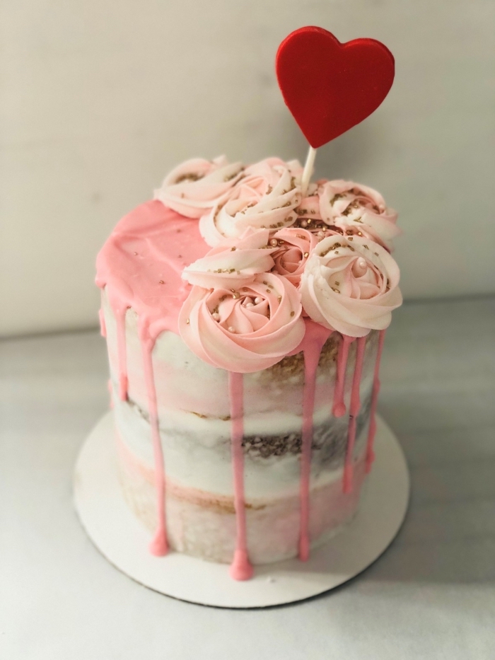 recette facile sucrée pour un menu saint valentin, petit gâteau rond aux génoises vanille et chocolat avec glaçage rose