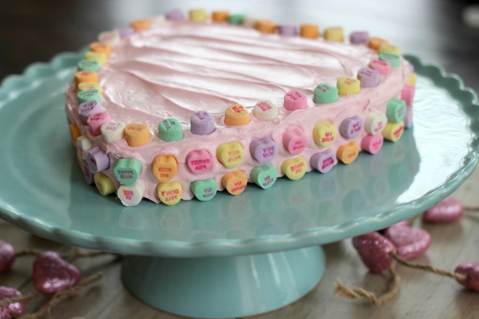idée repas amoureux avec recette sucrée facile, gâteau simple fait maison avec génoise prête et crème rose aux fraises