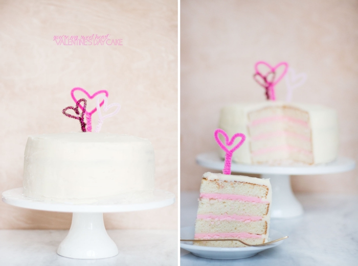 idée de recette diner romantique à la maison sucrée, exemple de gâteau facile à la vanille au glaçage blanc et crème rose
