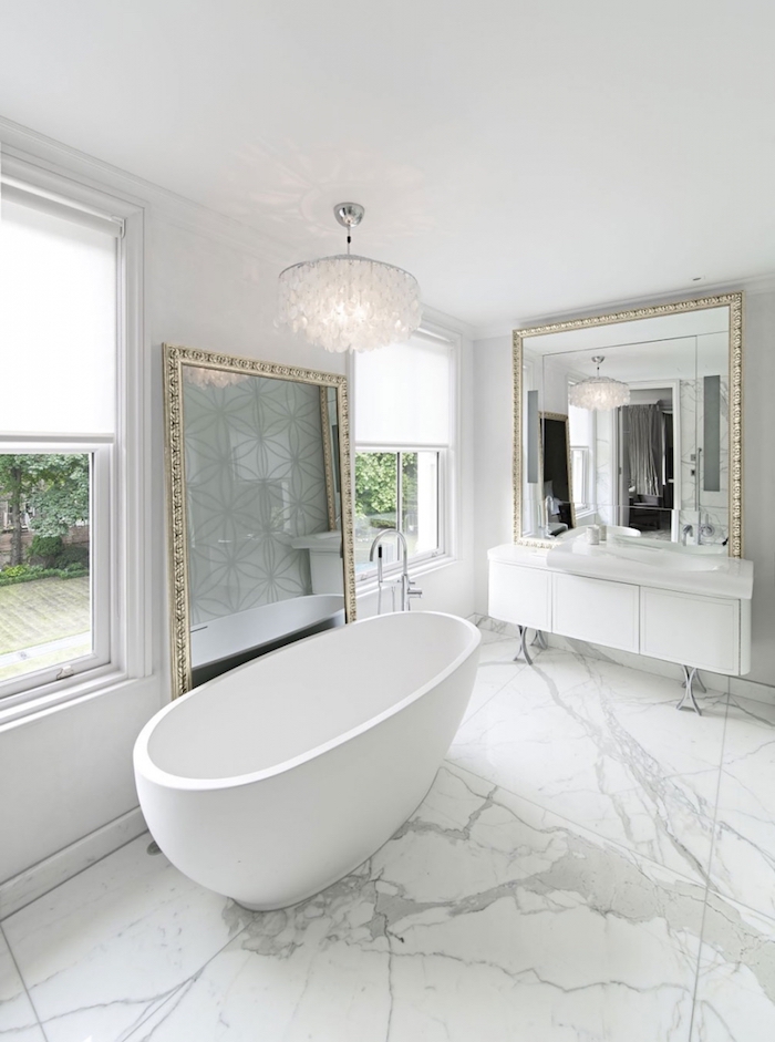 Ovale baignoire blanche, sol marbre peinture salle de bain, idée rénovation salle de bain avec grands miroirs