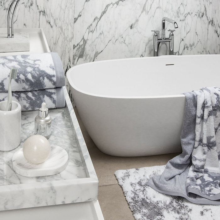 Baignoire ovale et salle de bains marbre blanc et gris, idée de rénovation salle de bain marbre blanc, aménagement grand espace
