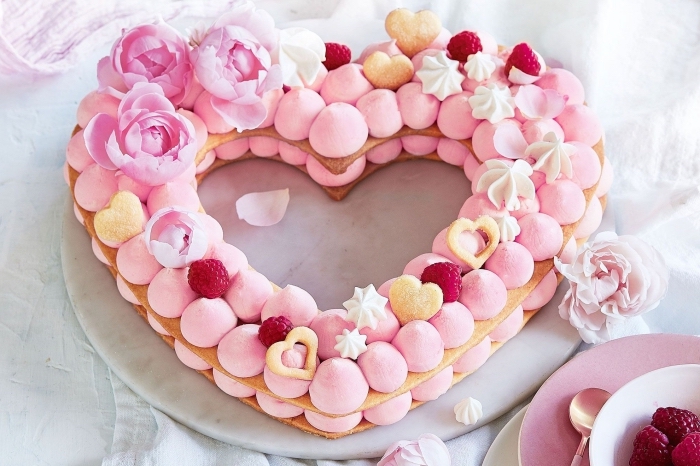idée repas amoureux facile, modèle de gâteau maison aux génoises prêtes décoré avec guimauves et crème fraîche