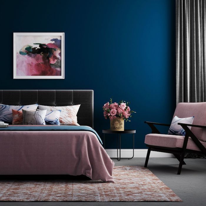couleur de l année 2020 selon nuancier pantone, peinture tendance bleu nuit dans une chambre rose, gris et bleu, deco bouquet de fleurs