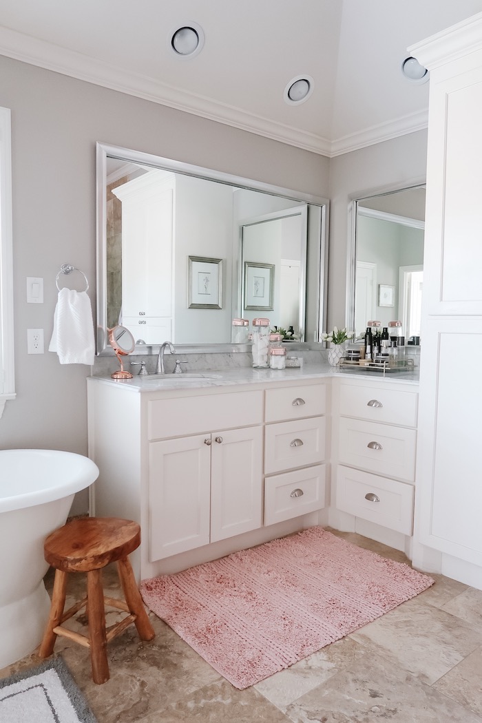 Meuble placard près du lavabo, idee deco salle de bain, rénovation salle de bain en marbre blanc, petit tapis type carpette