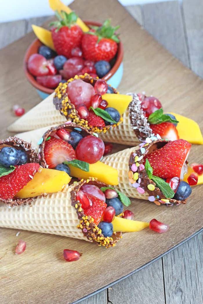idee recette gouter enfant, cone rempli de fruits avec chocolat sur le bord, repas équilibré simple et rapide