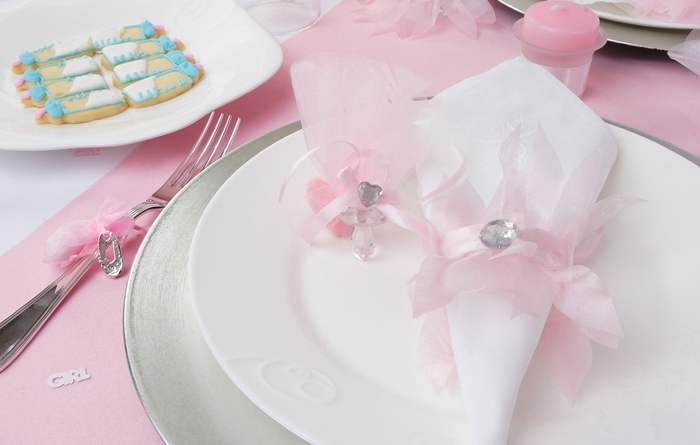 idee pliage serviette anniversaire fille decoration table anniversaire fille nappe rose assiette blanche deco serviette ruban rose