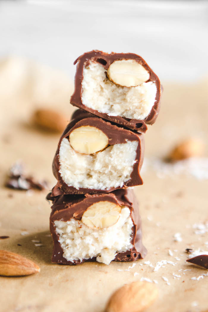 barres chocolatées avec topping chocolat sur noix de coco rapé et amande en top, que manger pour perdre du poids