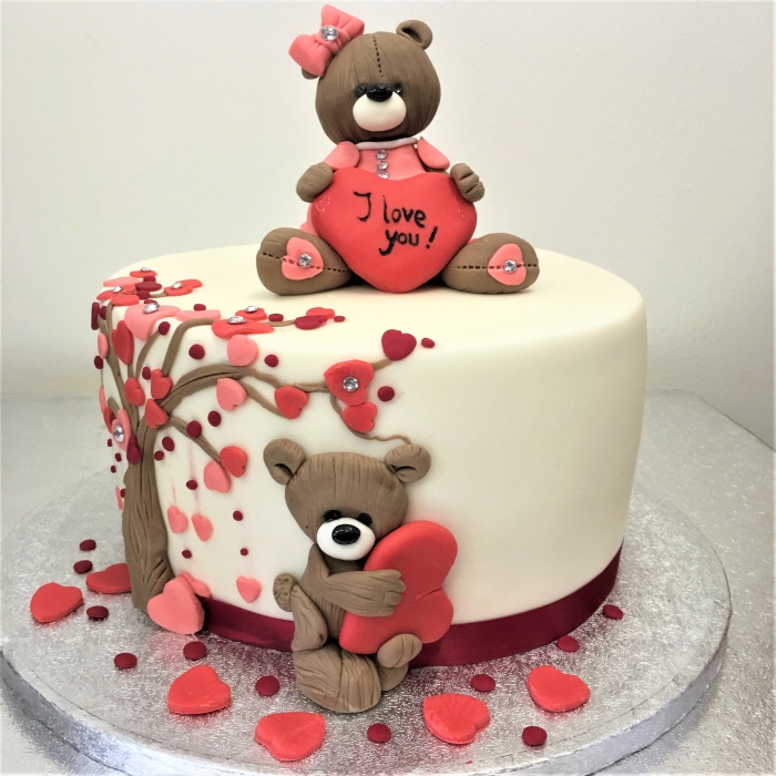 exemple comment décorer un gâteau romantique pour la Saint Valentin avec fondant et figurines sucrées en forme d'ours