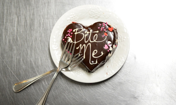 recette de gateau coeur au chocolat fondu, idée de dessert facile à préparer pour la fête d'amour au chocolat