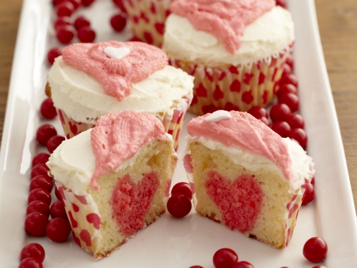 recette de cupcake facile et rapide à la vanille avec glaçage au crème fraîche, idée gâteau romantique avec surprise coeur au centre