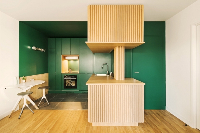 décoration de cuisine en vert et bois, idée aménagement de cuisine ouverte aux meubles verts sans poignées