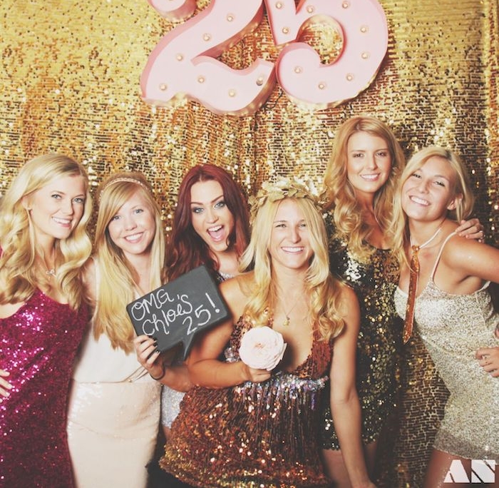 theme d anniversaire 25 ans, soirée gala en robes pailletées, filles en robes pailletées, fond rideau doré pailletée, chiffre 25